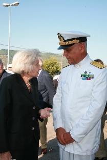 L'Ammiraglio _____ riceve e saluta la Signora Birindelli. 